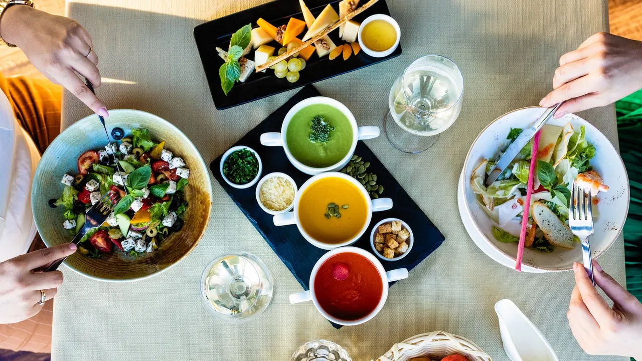 Comment adapter son offre culinaire aux tendances actuelles pour maximiser les profits