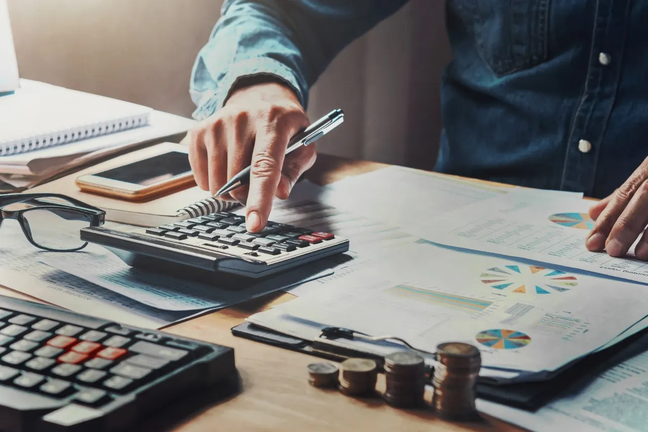 Comment établir un budget et épargner de l’argent?