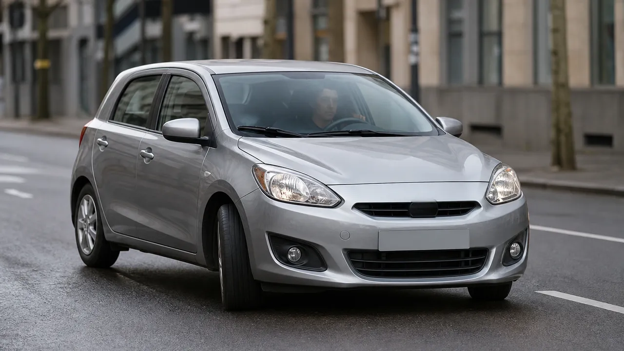 Voiture citadine grise roulant en ville sous une pluie légère, conducteur au volant