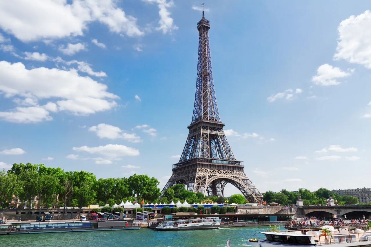 Vous voyagez à Paris ? N’oubliez pas de visiter la Tour Eiffel !
